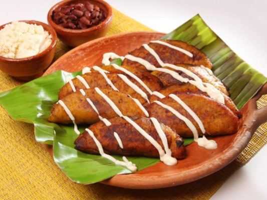 ¿Cómo preparar unas empanadas de plátano rellenas de frijoles y quesillo?&nbsp;&nbsp;