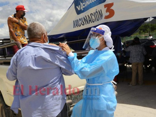 Largas filas y aglomeración: así inició la quinta jornada de vacunación en Tegucigalpa