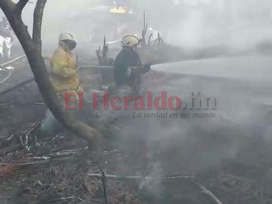 Columnas de humo tóxico y escombros, las imágenes del incendio en Las Tapias