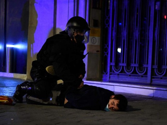 Chocan manifestantes y policías en protesta por arresto del rapero Pablo Hasél&nbsp;&nbsp;