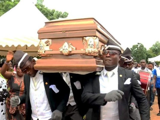 La historia del meme de hombres africanos bailando con un ataúd