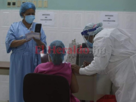 Con mucha esperanza y alegría médicos reciben vacuna contra covid-19 en Honduras (Fotos)