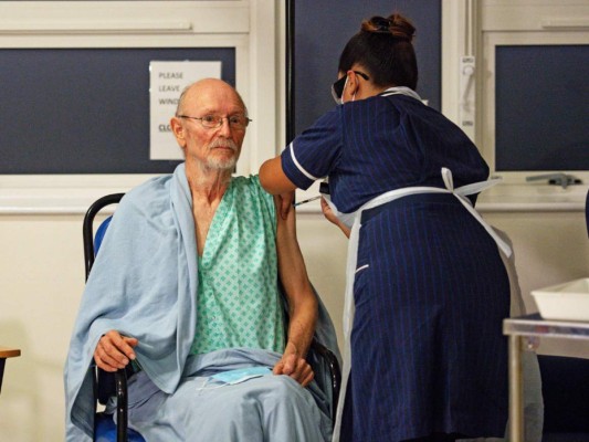 William Shakespeare, el primer hombre en recibir la vacuna, se hace viral