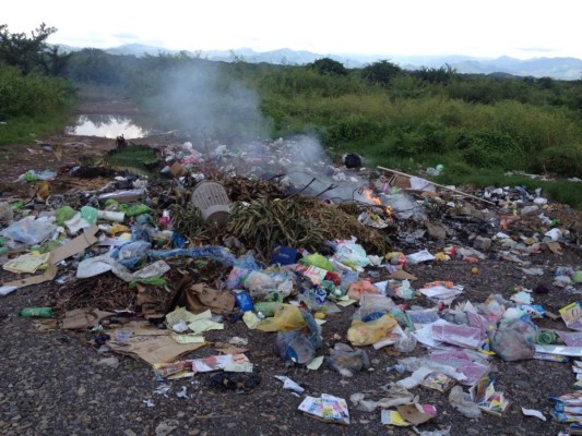 Carreteras hacia Choluteca son usadas como botaderos