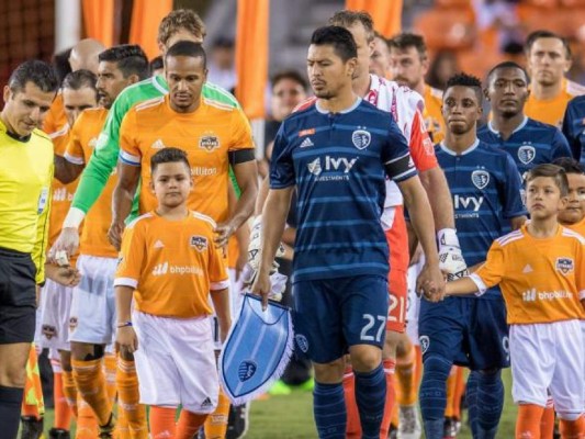 Roger Espinoza encabezando al Sporting en un duelo ante Houston Dynamo. Foto: Houston Dynamo.