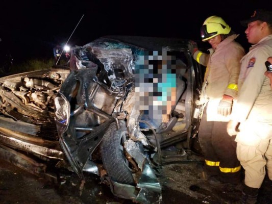 Conductor muere al impactar vehículo contra una rastra en Valle