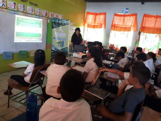 Niños de la Escuela D. Jorge Roberto Maradiaga aprenden a clasificar los residuos