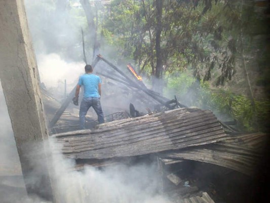 Incendio consume al menos dos viviendas en la Torocagua