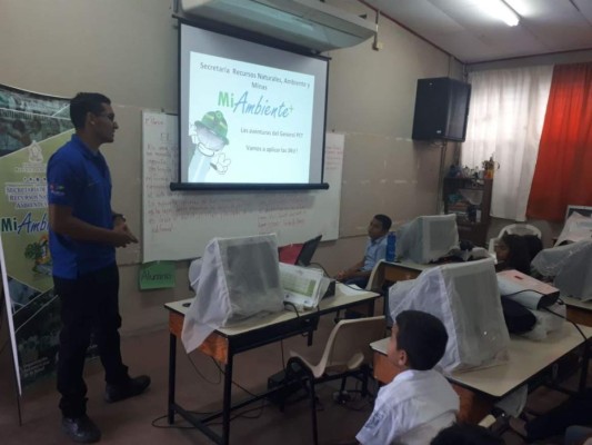 Alumnos de la Escuela Víctor F. Ardón aprenden a reducir, reciclar y reutilizar