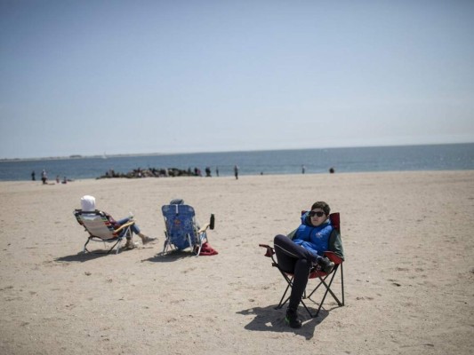 Pese a alarmante cifra de muertos, en EEUU relajan confinamiento por Covid-19