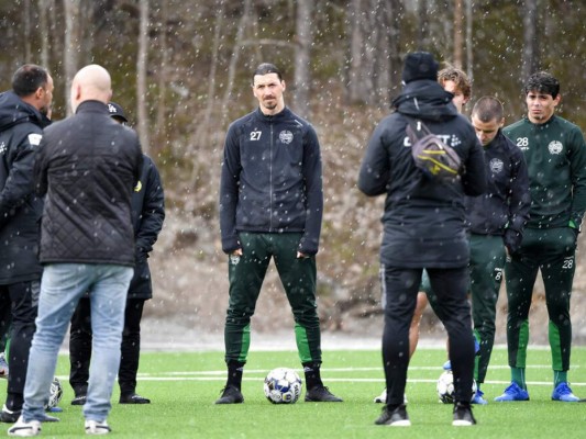 El delantero sueco Zlatan Ibrahimovic participa de un entrenamiento con el club sueco Hammarby en Estocolmo. Foto: AP.