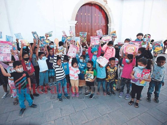 Entrega de juguetes llevó felicidad a más de 100 niños de Ojojona