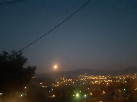 FOTOS: Así luce esta noche la Superluna rosa sobre Honduras