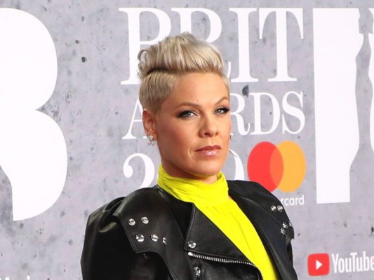 Pink ofrece pagar multa de la selección noruega de balonmano por no usar bikini