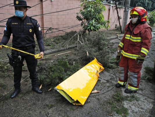 Imágenes de la avioneta que se desplomó con ayuda humanitaria en Guatemala (FOTOS)