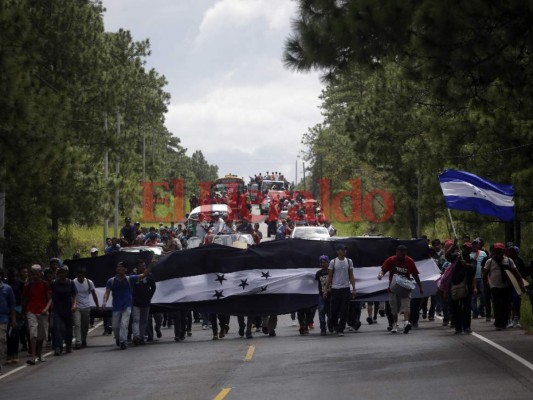 Caravana de migrantes hondureños cruza frontera con Guatemala