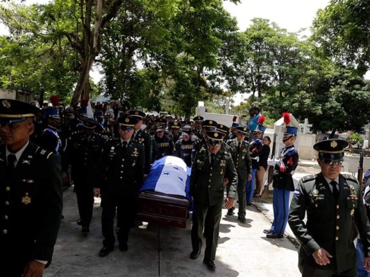 FOTOS: Desgarrador entierro del oficial de la FNAMP muerto en combate