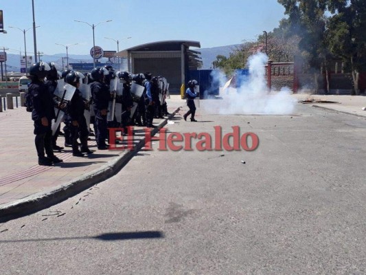 Autoridades desalojan a encapuchados frente a UNAH