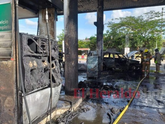 FOTOS: Así quedó el vehículo que prendió fuego dentro de gasolinera