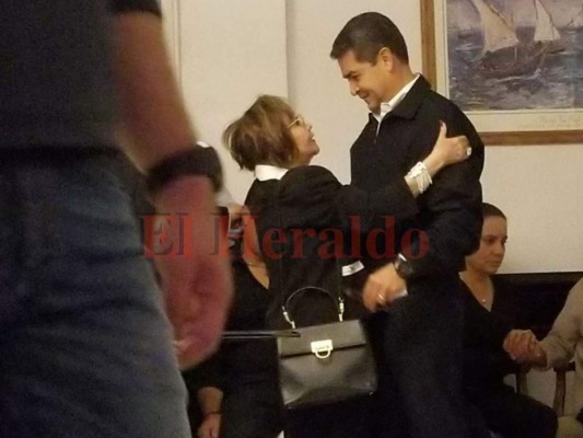 Presidente Juan Orlando llega a la funeraria al velorio de su hermana Hilda Hernández