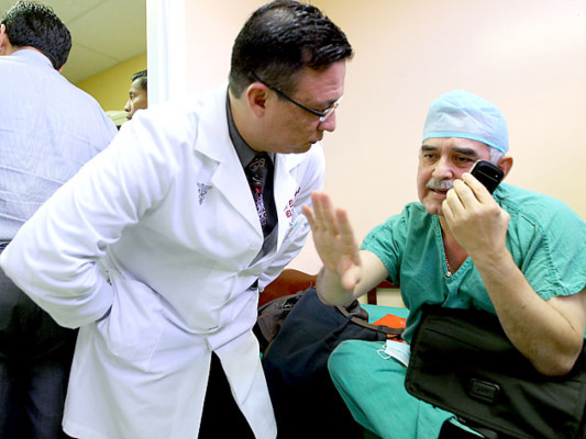 Médicos en paro acorralan a Tucky Bendaña