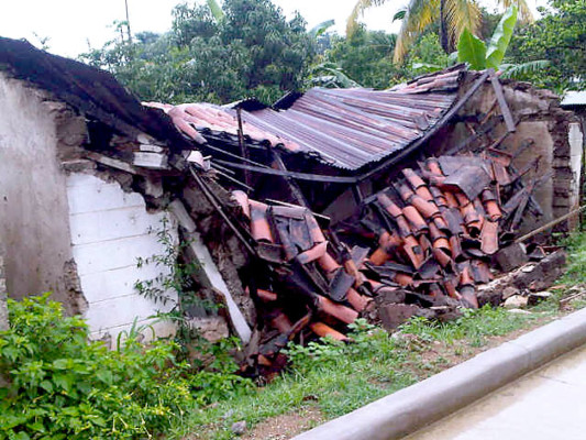 Al menos cinco mil personas incomunicadas dejan lluvias en Honduras