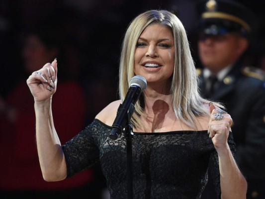 Fergie interpreta el himno de los Estados Unidos previo al Juego de Estrellas de la NBA. Foto AFP