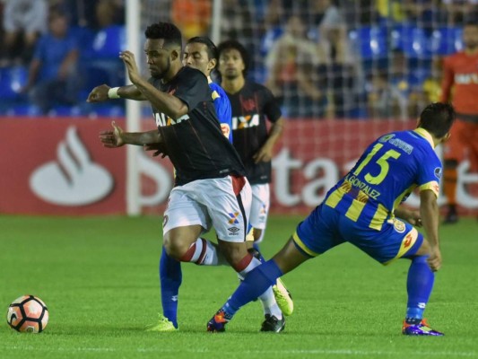 Paranaense de Brasil a fase de grupos de Libertadores al ganar 1-0 a Capiatá de Paraguay