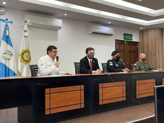 Autoridades de migración y de las fuerzas del orden de Guatemala en conferencia de prensa.