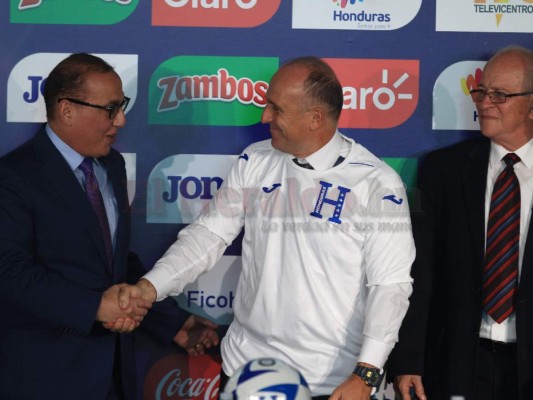 FOTOS: Los gestos de Fabián Coito durante su presentación como entrenador de Honduras