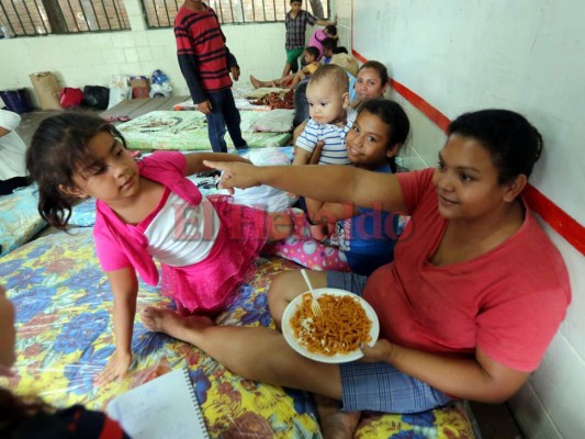 'Si tuviéramos a dónde ir no vuelvo”: afectada por lluvias en la capital