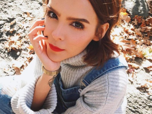 La youtuber mexicana Yuya sorprende a sus fanáticos con diminuto bikini amarillo