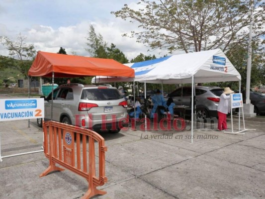 FOTOS: Siguen desbordados los centros de vacunación en la capital