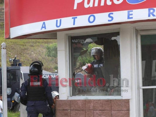 FOTOS: Gas lacrimógeno, piedras y fuego durante protestas en la capital de Honduras