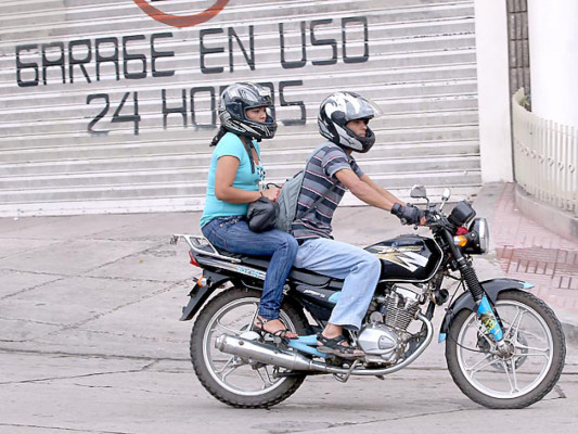 Congreso prohíbe dos pasajeros en moto