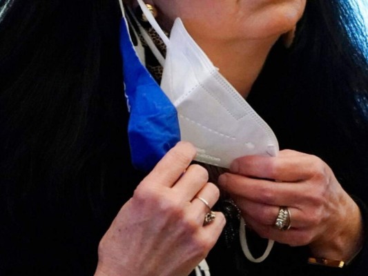 Estudio: Usar doble mascarilla protege mejor contra el covid-19