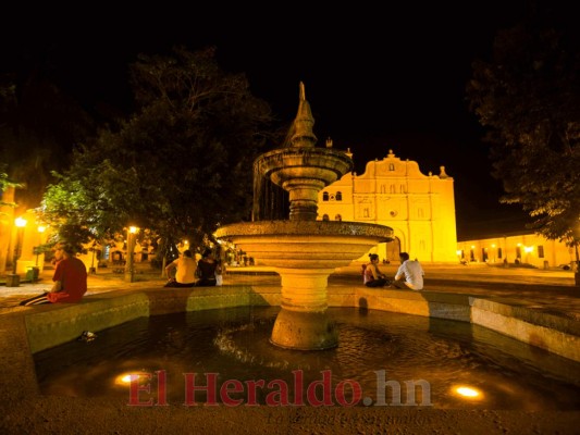 FOTOS: Caminatas, bares y karaoke; turismo nocturno en Comayagua