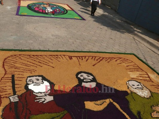 FOTOS: Alfombras religiosas, una tradición con color en Tegucigalpa