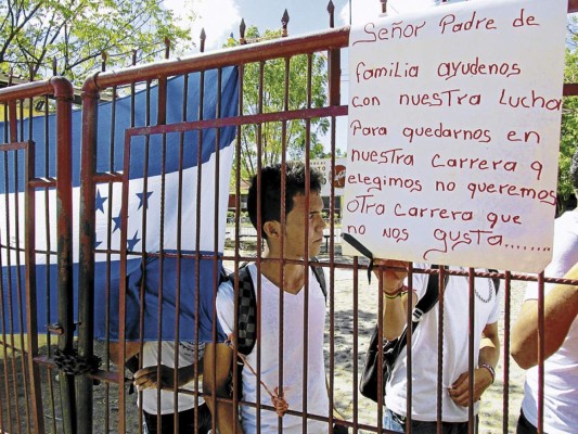 Estudiantes se niegan a abandonar clases diurnas