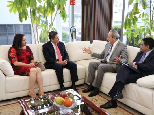 JOH llega a México para firmar carta de intenciones por 30 millones de dólares con AMLO