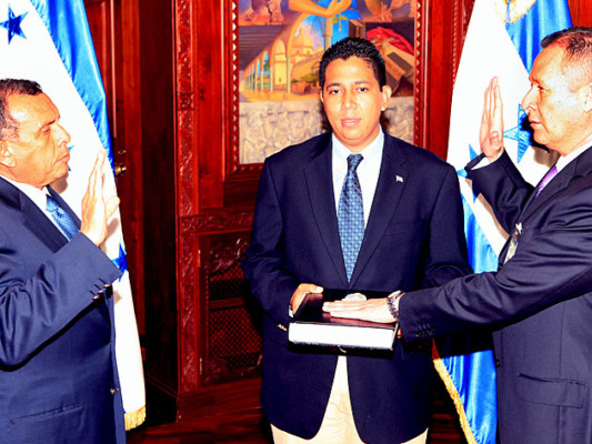 Porfirio Lobo juramenta al director nacional adjunto de Inteligencia