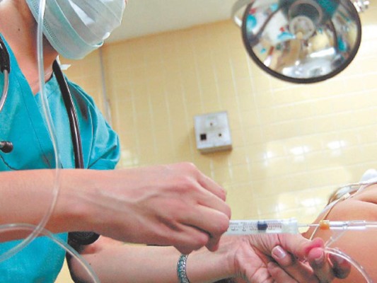 Colegio Médico investiga 20 casos de falsos doctores