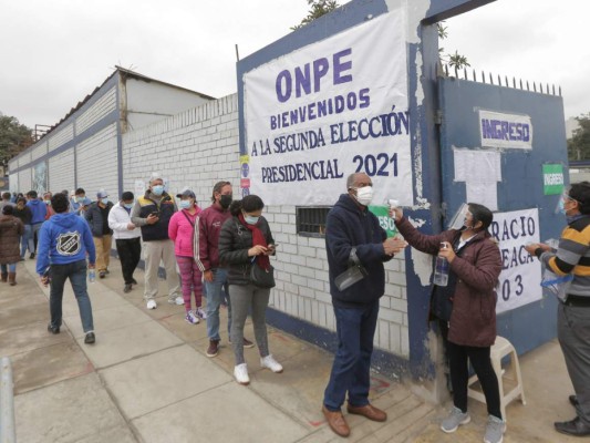 Sondeos a boca de urna dan 'empate estadístico' entre Fujimori y Castillo