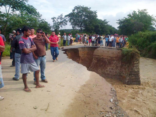 Caudal del río Churune provoca hundimiento en carretera