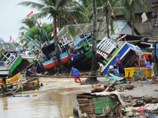 Salvar a su mujer o a su madre e hijo, el drama de un indonesio tras el tsunami