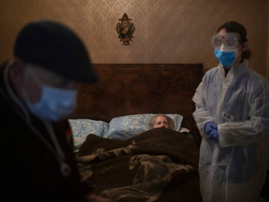 13 imágenes de la difícil lucha de los ancianos contra el coronavirus
