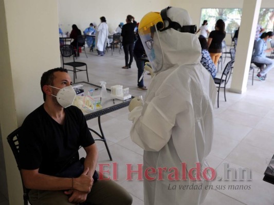 Afluencia masiva de hondureños en brigadas médicas contra covid en la capital