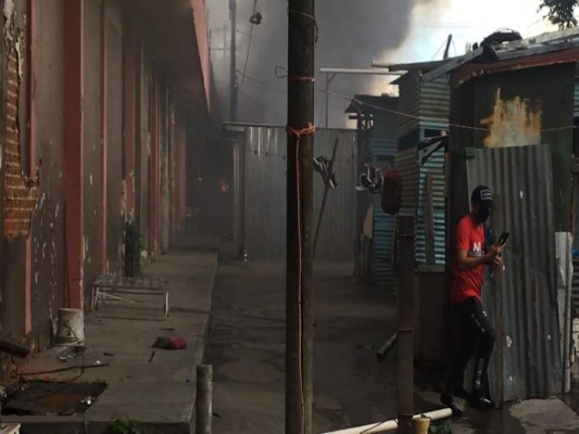 Pavoroso incendio destruye varios comercios en el centro de San Pedro Sula (Fotos)