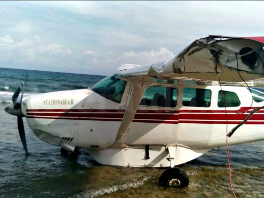 Heroico: Piloto logra aterrizaje de emergencia con avioneta sobre playa de Utila