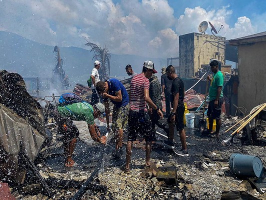 Las dramáticas imágenes del desastre tras el incendio en la isla de Guanaja